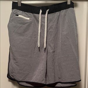 NWT Vuori Banks Short 7.5”